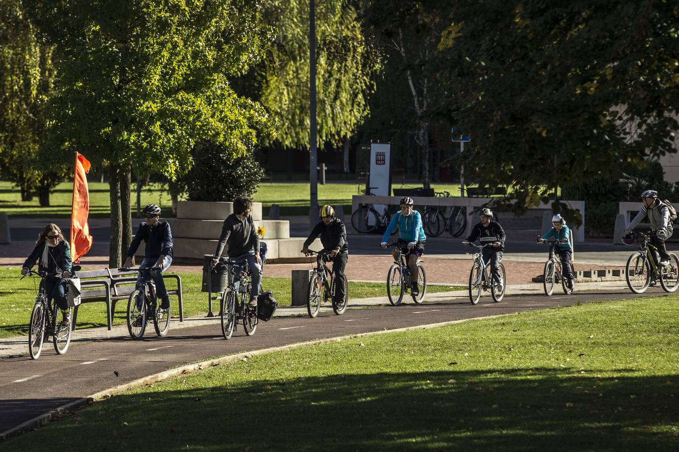 La Agrupación de Urbanistas del COAR organizó un recorrido arquitectónico por la ciudad en bicicleta