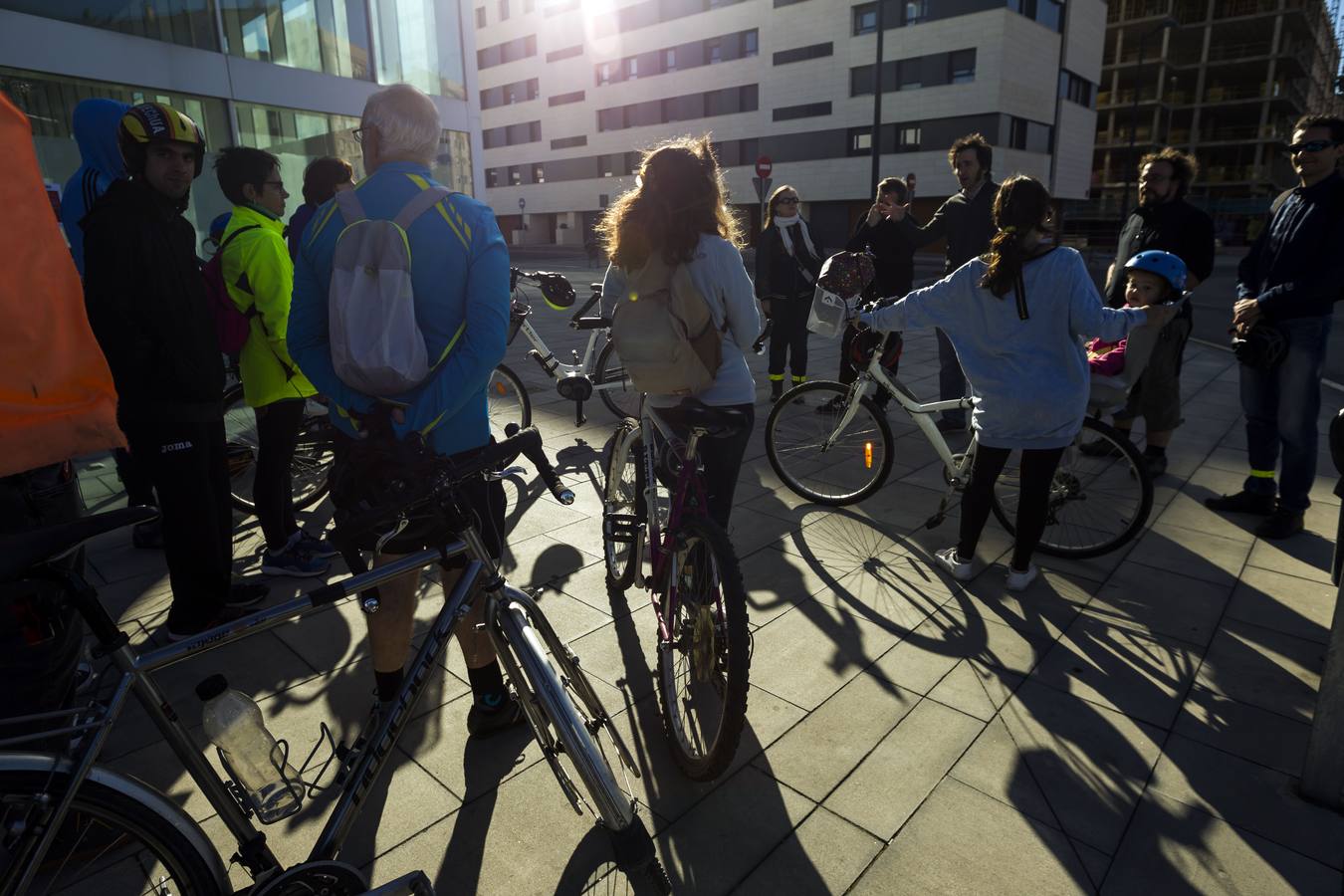 La Agrupación de Urbanistas del COAR organizó un recorrido arquitectónico por la ciudad en bicicleta