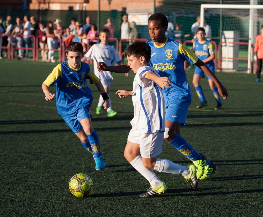 Diversión y deporte en el torneo alevín de fútbol 8 San José de Calasanz.