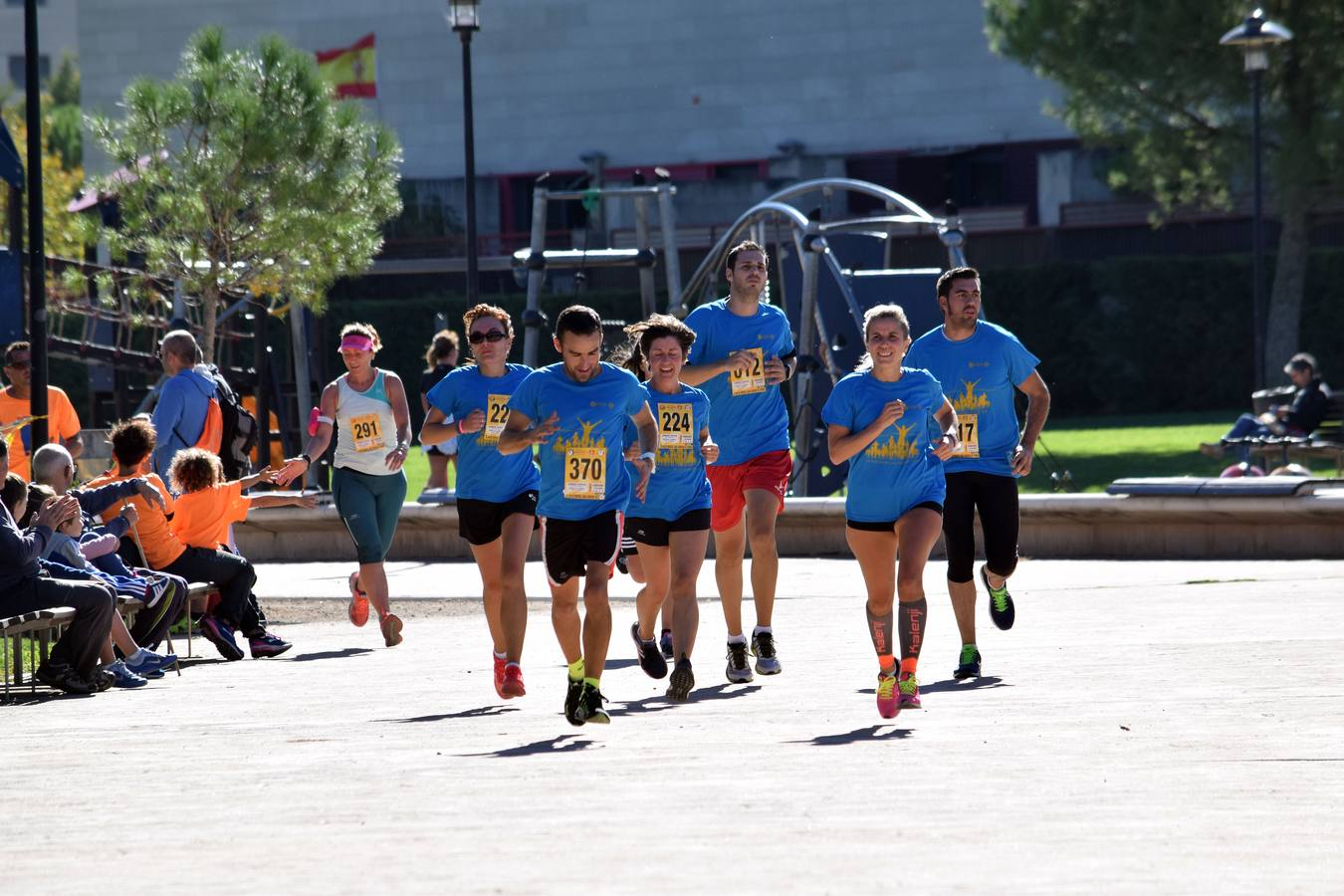 Imágenes de la carrera popular por la salud, organizada por ARFES.