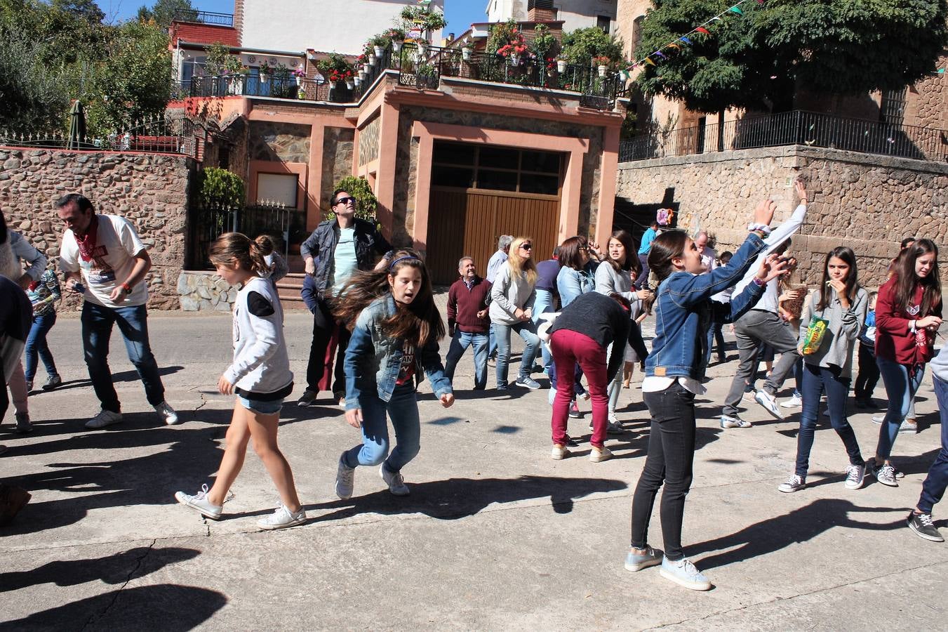 La localidad celebró ayer el disparo del cohete de las fiestas de la Octava.