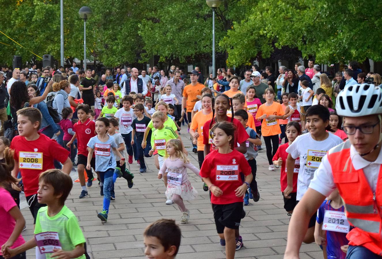 Decenas de niños participaron en el minimaratón solidario, a favor de Cruz Roja.