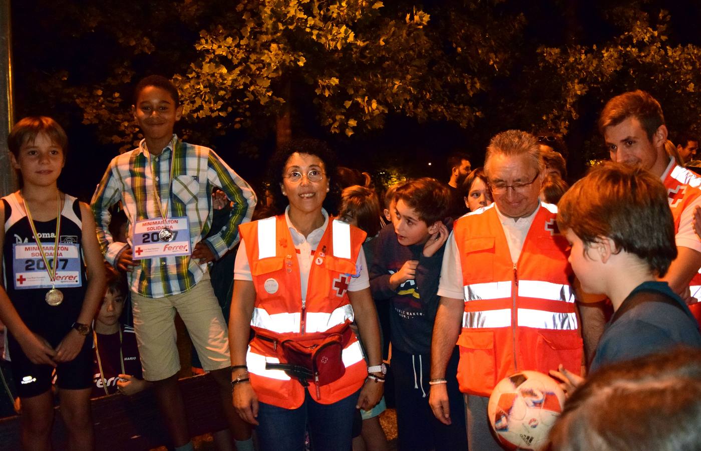 Decenas de niños participaron en el minimaratón solidario, a favor de Cruz Roja.