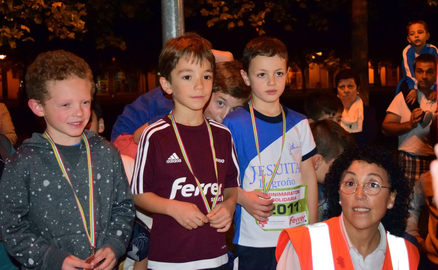 Decenas de niños participaron en el minimaratón solidario, a favor de Cruz Roja.