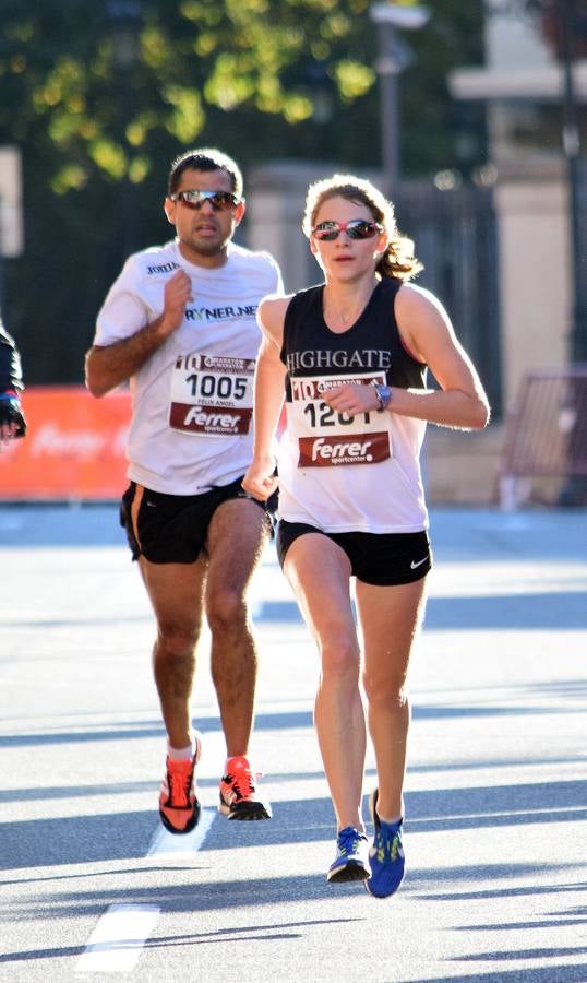 Centenares de participantes disfrutaron corriendo en la Maratón 10 kilómetros Ciudad de Logroño.