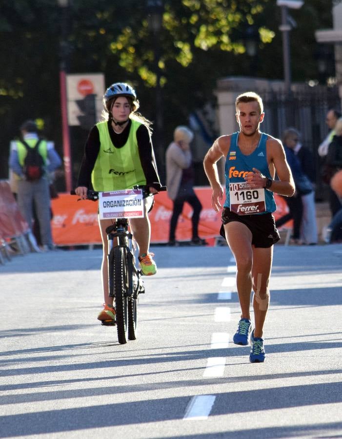 Centenares de participantes disfrutaron corriendo en la Maratón 10 kilómetros Ciudad de Logroño.