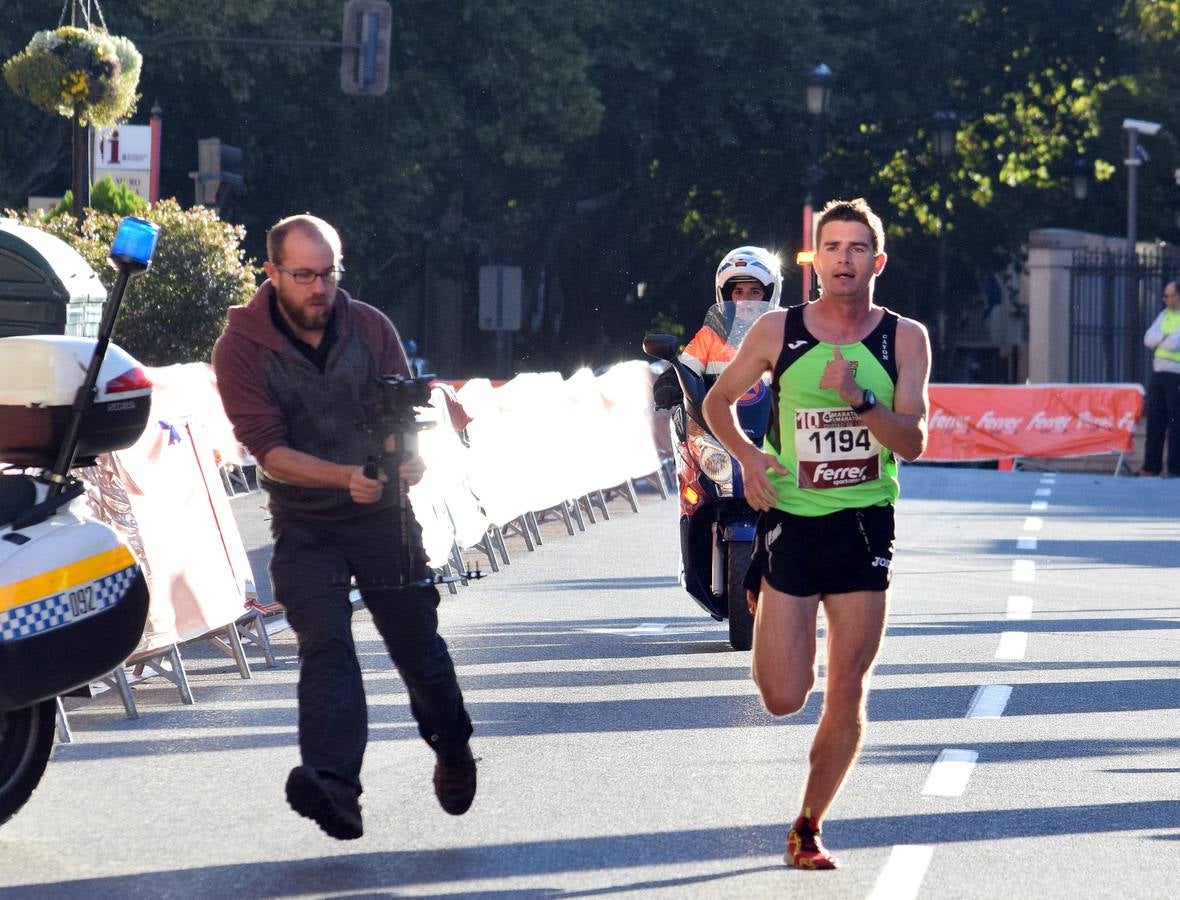 Centenares de participantes disfrutaron corriendo en la Maratón 10 kilómetros Ciudad de Logroño.