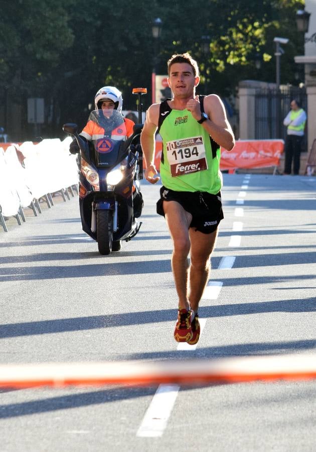 Centenares de participantes disfrutaron corriendo en la Maratón 10 kilómetros Ciudad de Logroño.