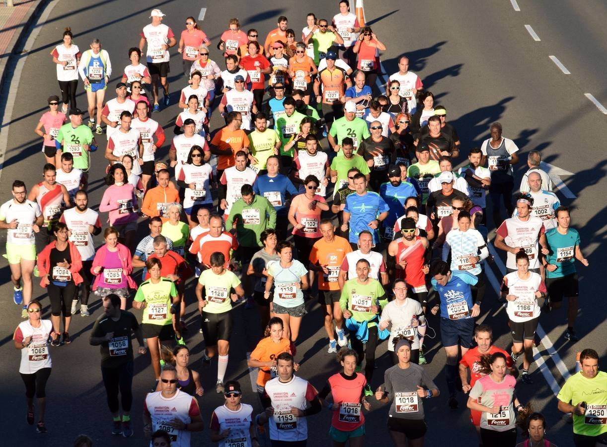 Centenares de participantes disfrutaron corriendo en la Maratón 10 kilómetros Ciudad de Logroño.