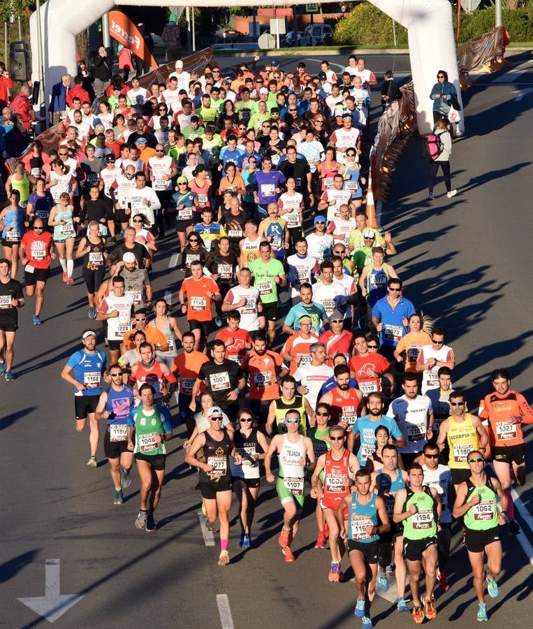 Centenares de participantes disfrutaron corriendo en la Maratón 10 kilómetros Ciudad de Logroño.