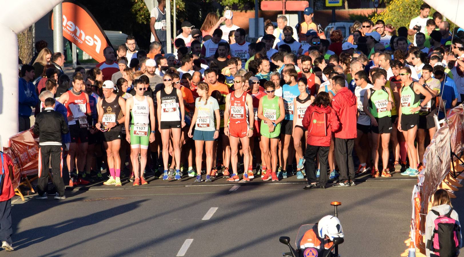 Centenares de participantes disfrutaron corriendo en la Maratón 10 kilómetros Ciudad de Logroño.