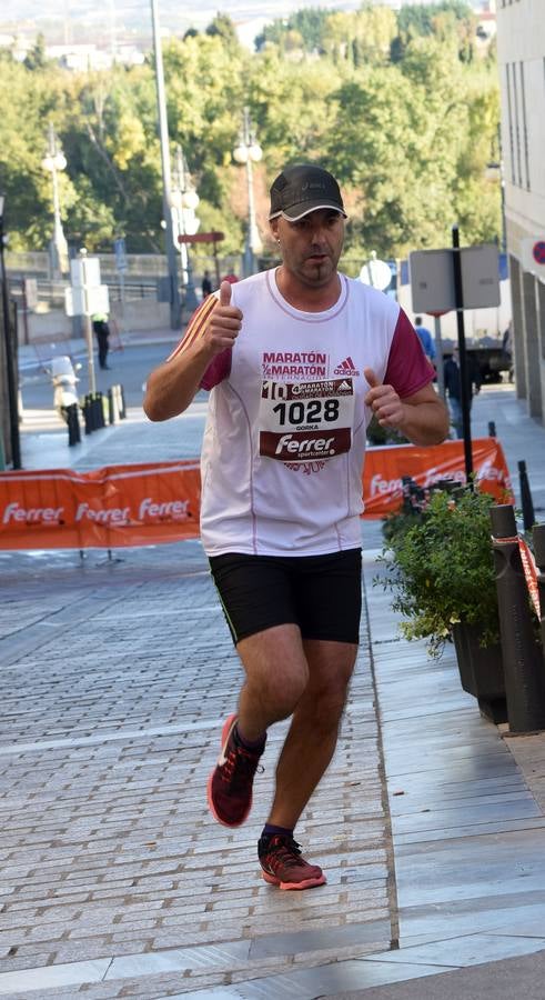 Centenares de participantes disfrutaron corriendo en la Maratón 10 kilómetros Ciudad de Logroño.