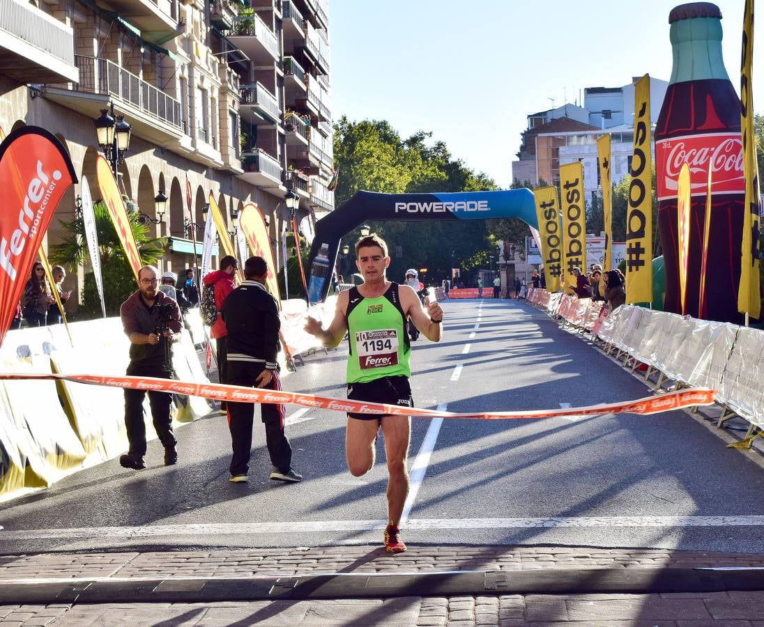 Centenares de participantes disfrutaron corriendo en la Maratón 10 kilómetros Ciudad de Logroño.