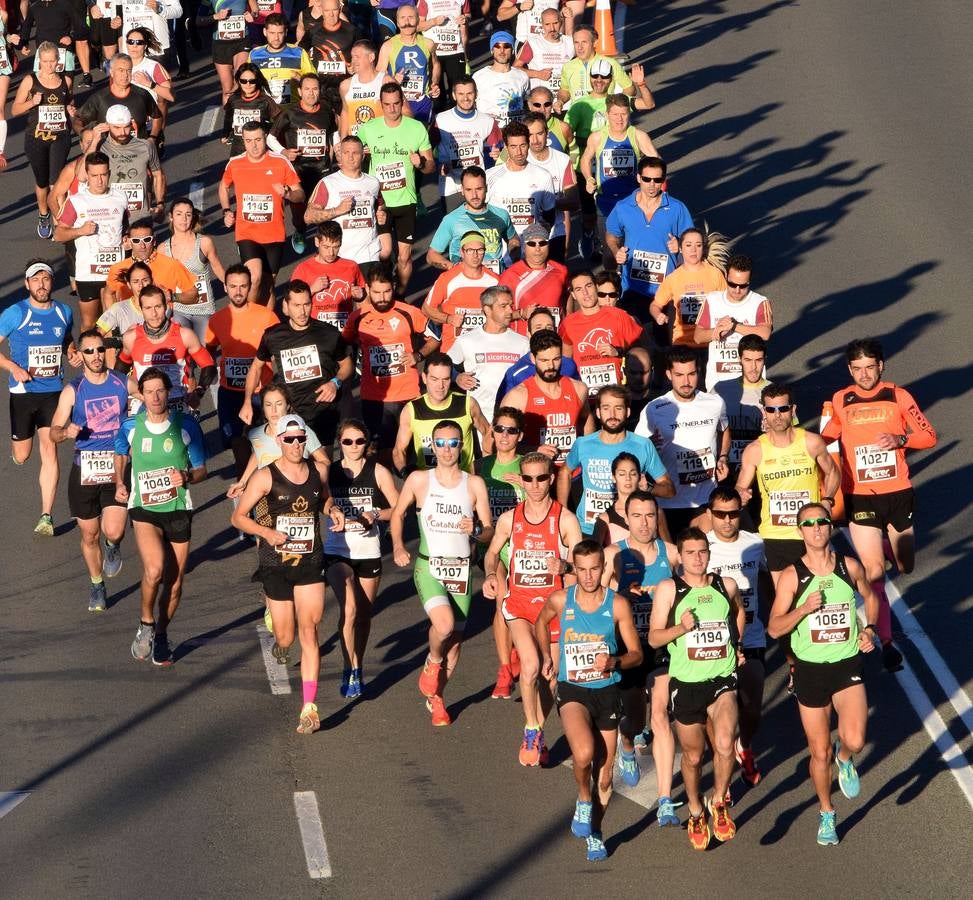 Centenares de participantes disfrutaron corriendo en la Maratón 10 kilómetros Ciudad de Logroño.