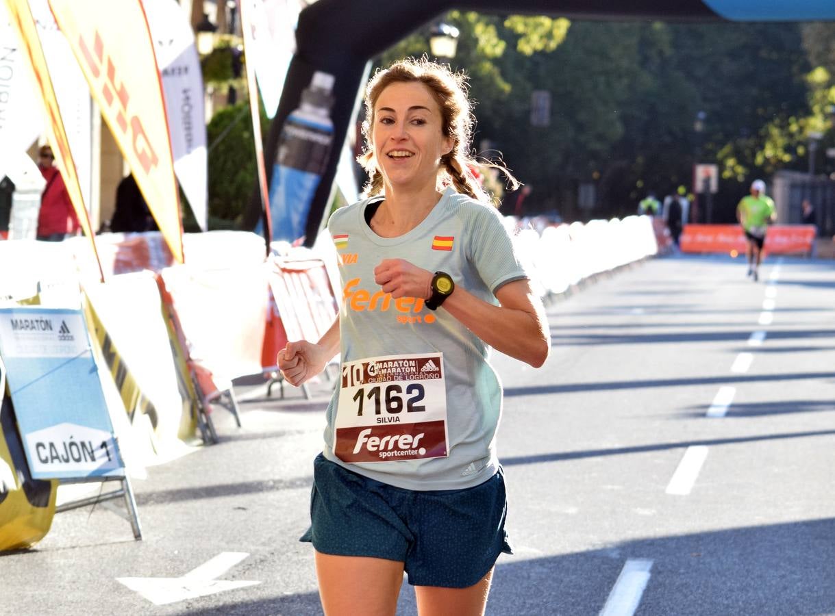 Centenares de participantes disfrutaron corriendo en la Maratón 10 kilómetros Ciudad de Logroño.