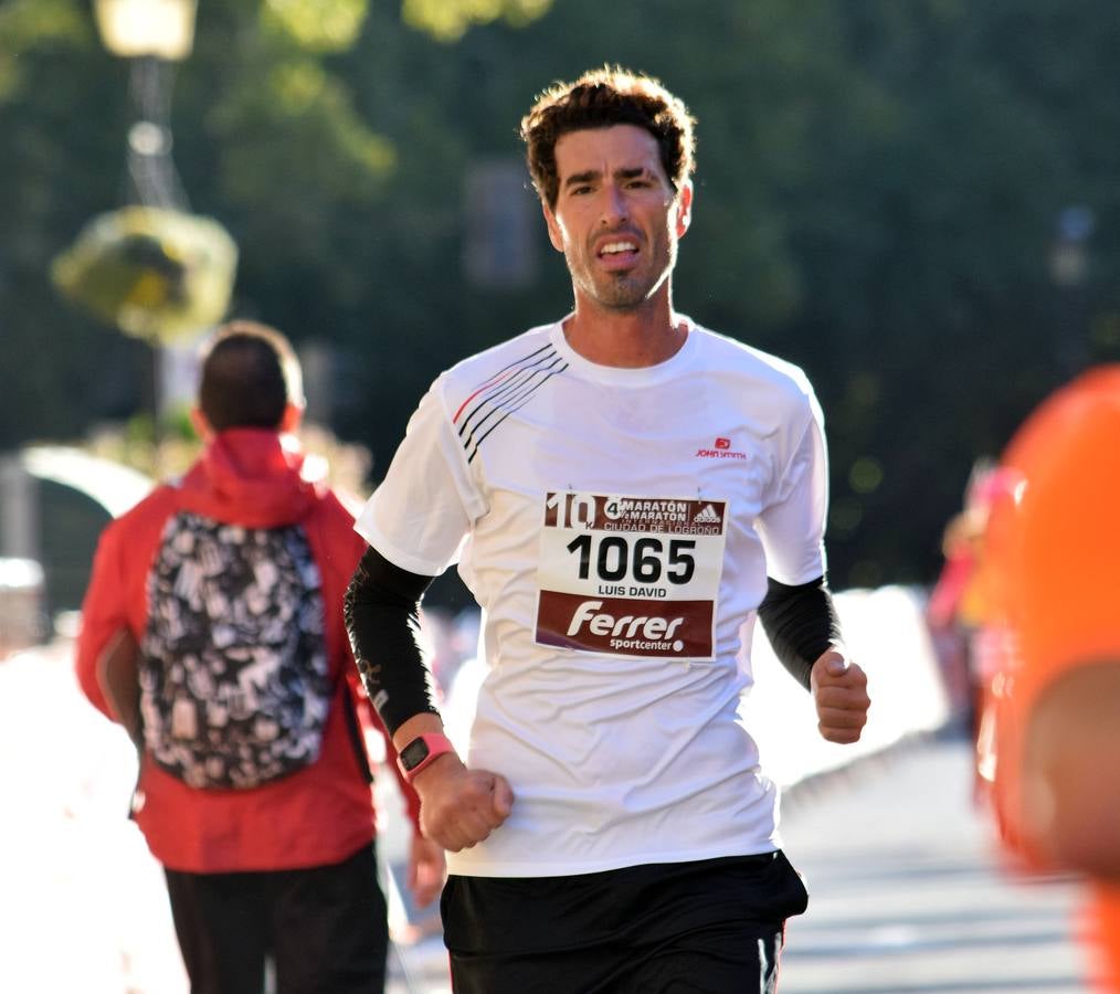 Centenares de participantes disfrutaron corriendo en la Maratón 10 kilómetros Ciudad de Logroño.