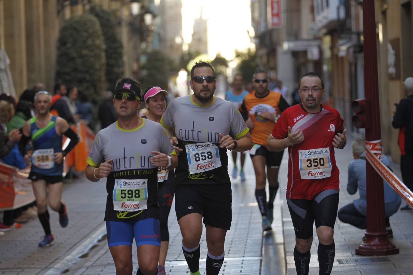 MIl doscientos atletas han participado hoy en esta carrera que se ha celebrado en el centro de Logroño.