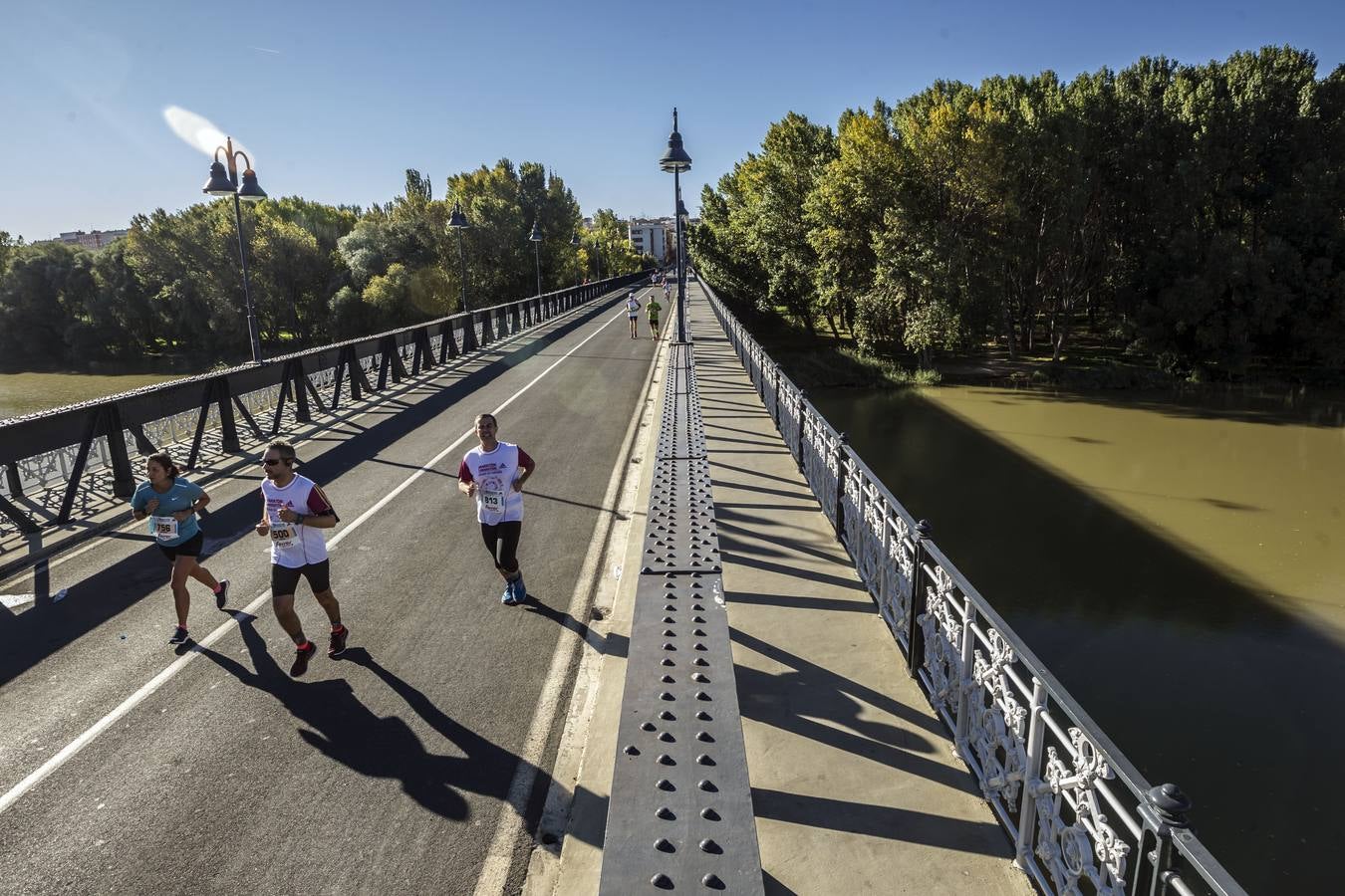 MIl doscientos atletas han participado hoy en esta carrera que se ha celebrado en el centro de Logroño.