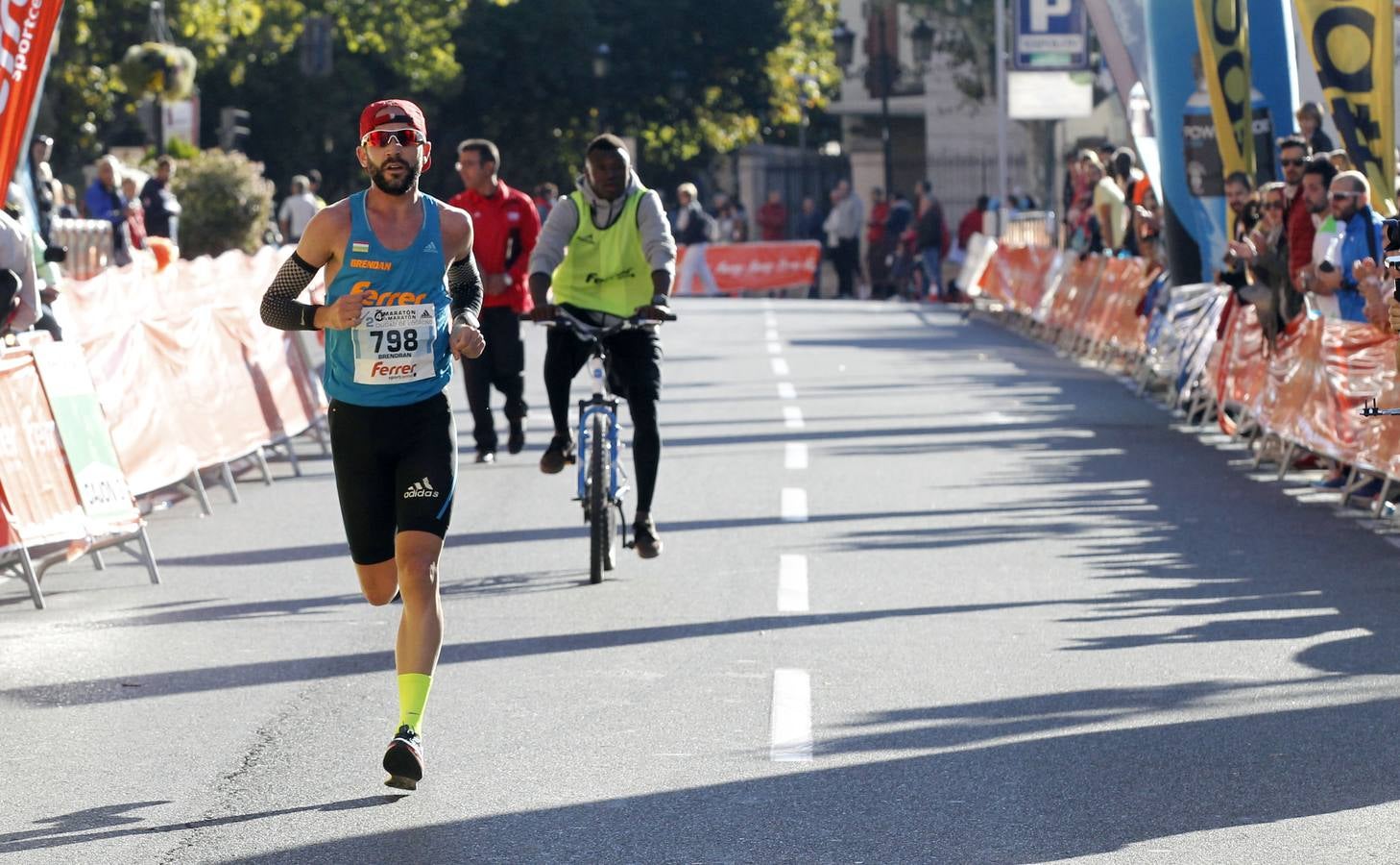 Los participantes en la Maratón y Media Maratón Ciudad de Logroño llegan a la meta.