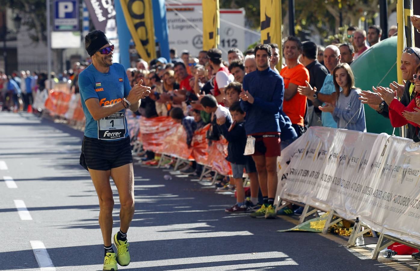 Los participantes en la Maratón y Media Maratón Ciudad de Logroño llegan a la meta.