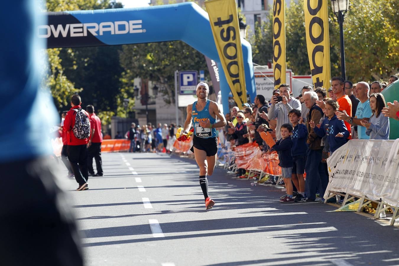 Los participantes en la Maratón y Media Maratón Ciudad de Logroño llegan a la meta.