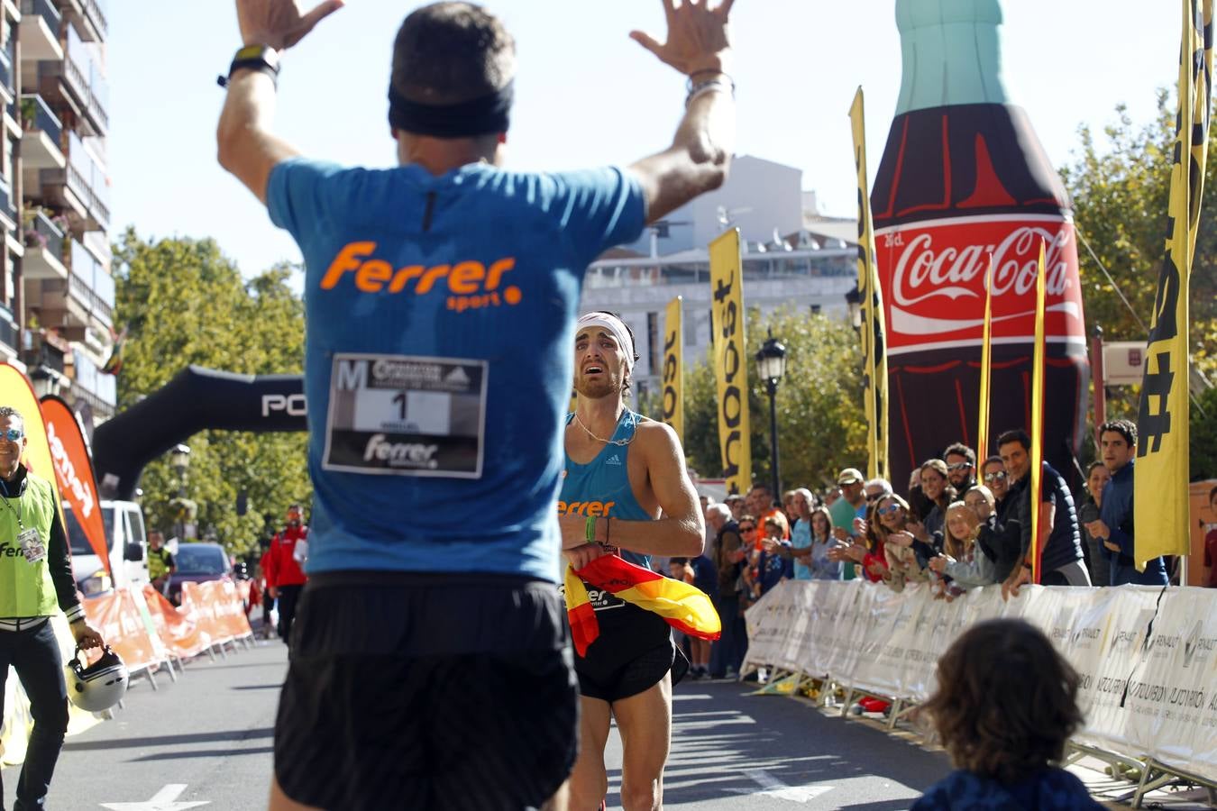 Los participantes en la Maratón y Media Maratón Ciudad de Logroño llegan a la meta.