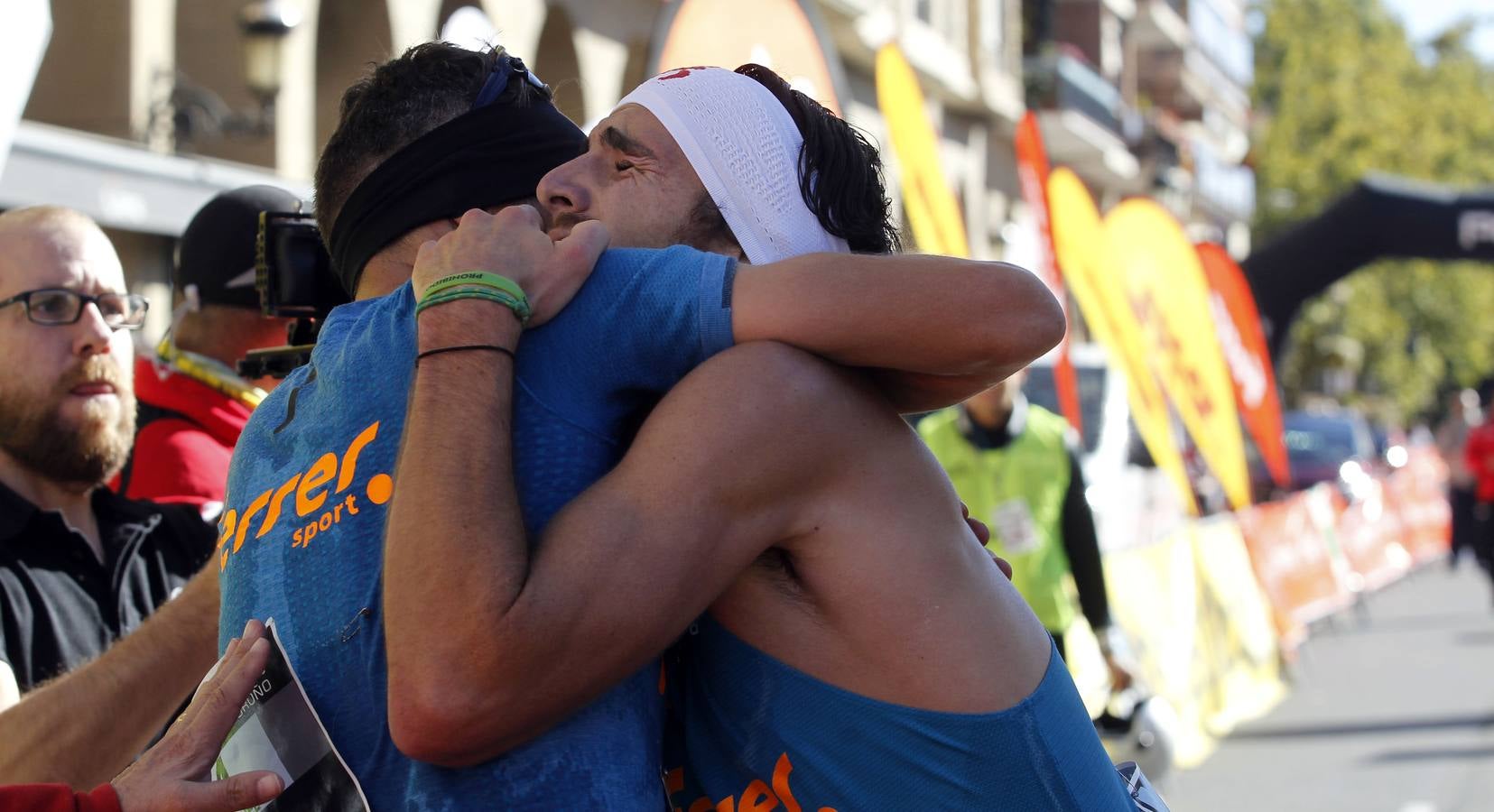 Los participantes en la Maratón y Media Maratón Ciudad de Logroño llegan a la meta.