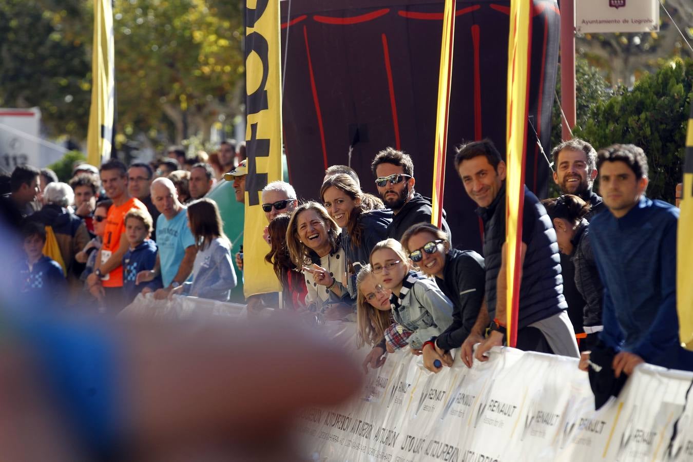 Los participantes en la Maratón y Media Maratón Ciudad de Logroño llegan a la meta.