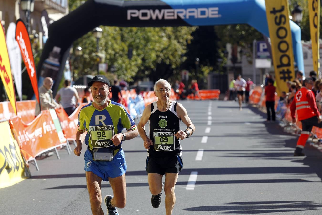 Los participantes en la Maratón y Media Maratón Ciudad de Logroño llegan a la meta.