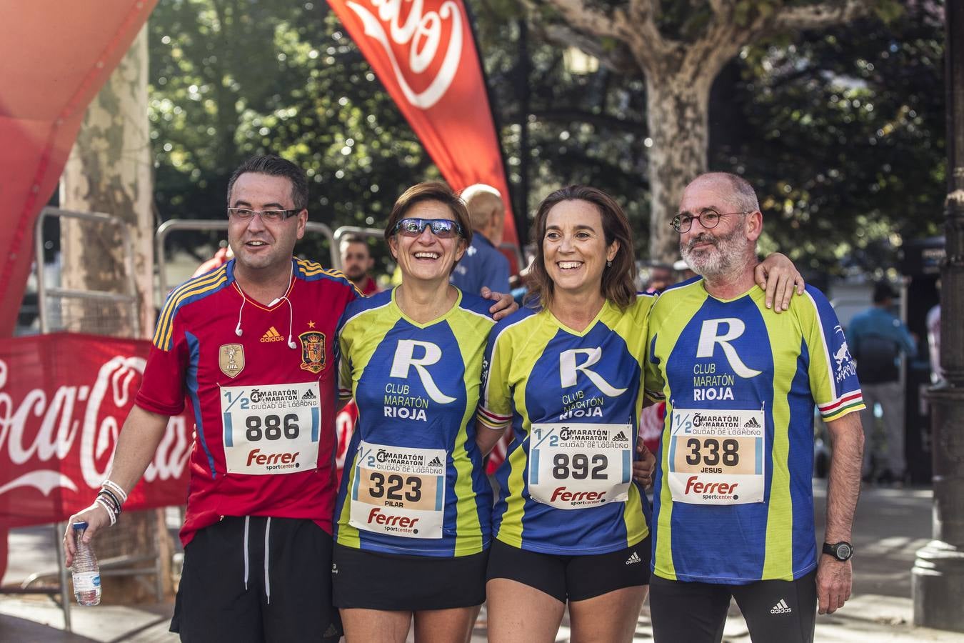 Los participantes en la Maratón y Media Maratón Ciudad de Logroño llegan a la meta.