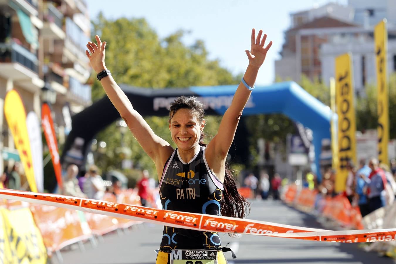 Los participantes en la Maratón y Media Maratón Ciudad de Logroño llegan a la meta.