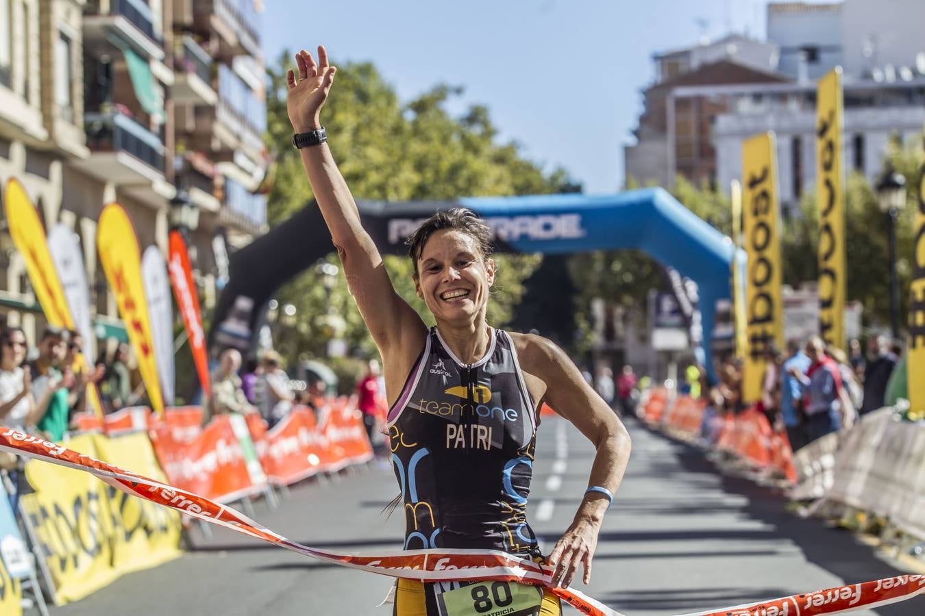 Los participantes en la Maratón y Media Maratón Ciudad de Logroño llegan a la meta.