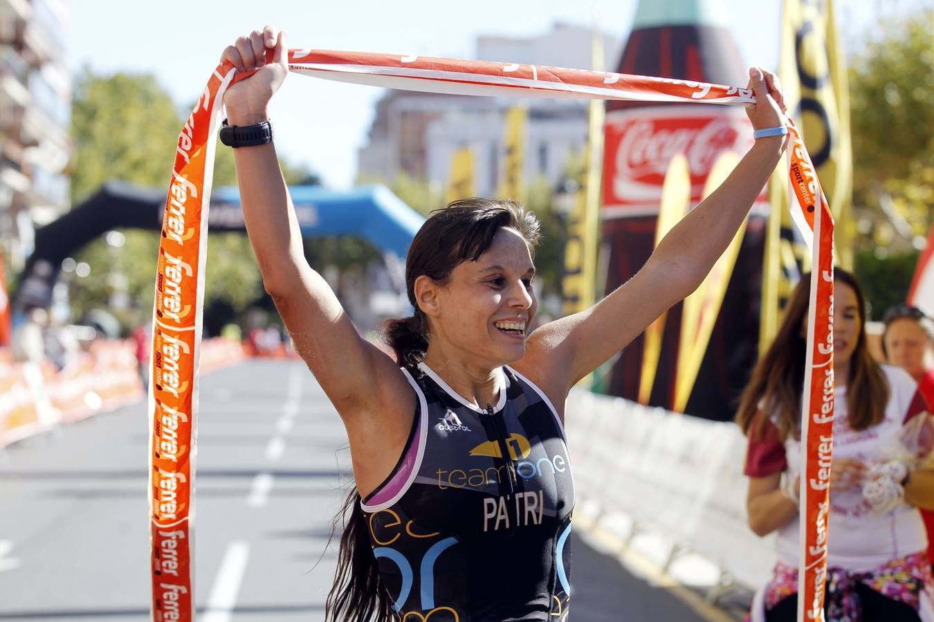 Los participantes en la Maratón y Media Maratón Ciudad de Logroño llegan a la meta.