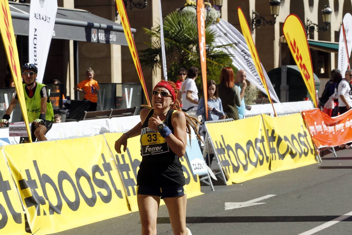 Los participantes en la Maratón y Media Maratón Ciudad de Logroño llegan a la meta.