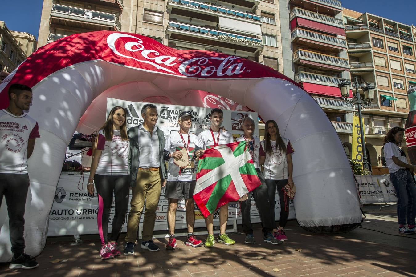 Los participantes en la Maratón y Media Maratón Ciudad de Logroño llegan a la meta.