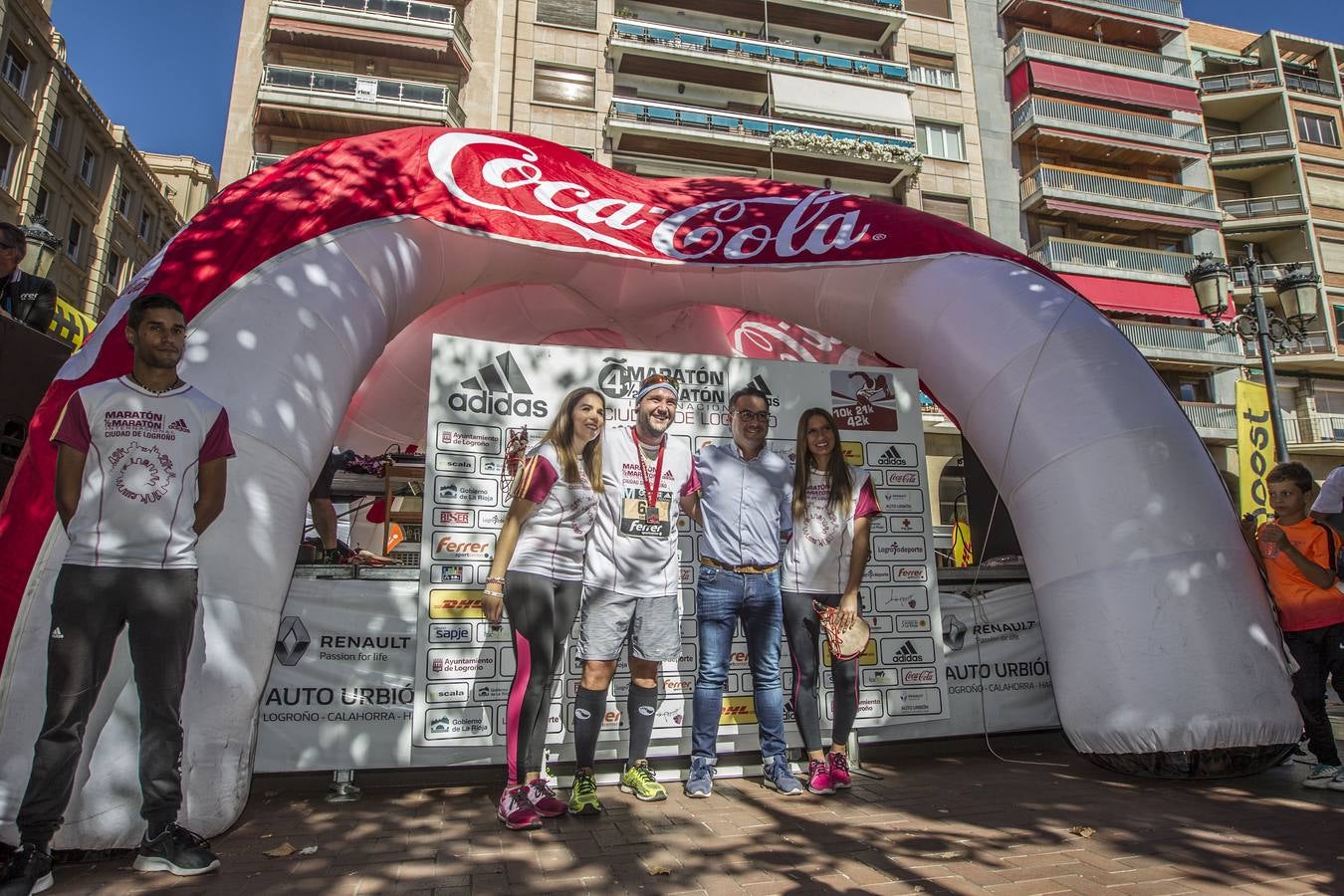 Los participantes en la Maratón y Media Maratón Ciudad de Logroño llegan a la meta.