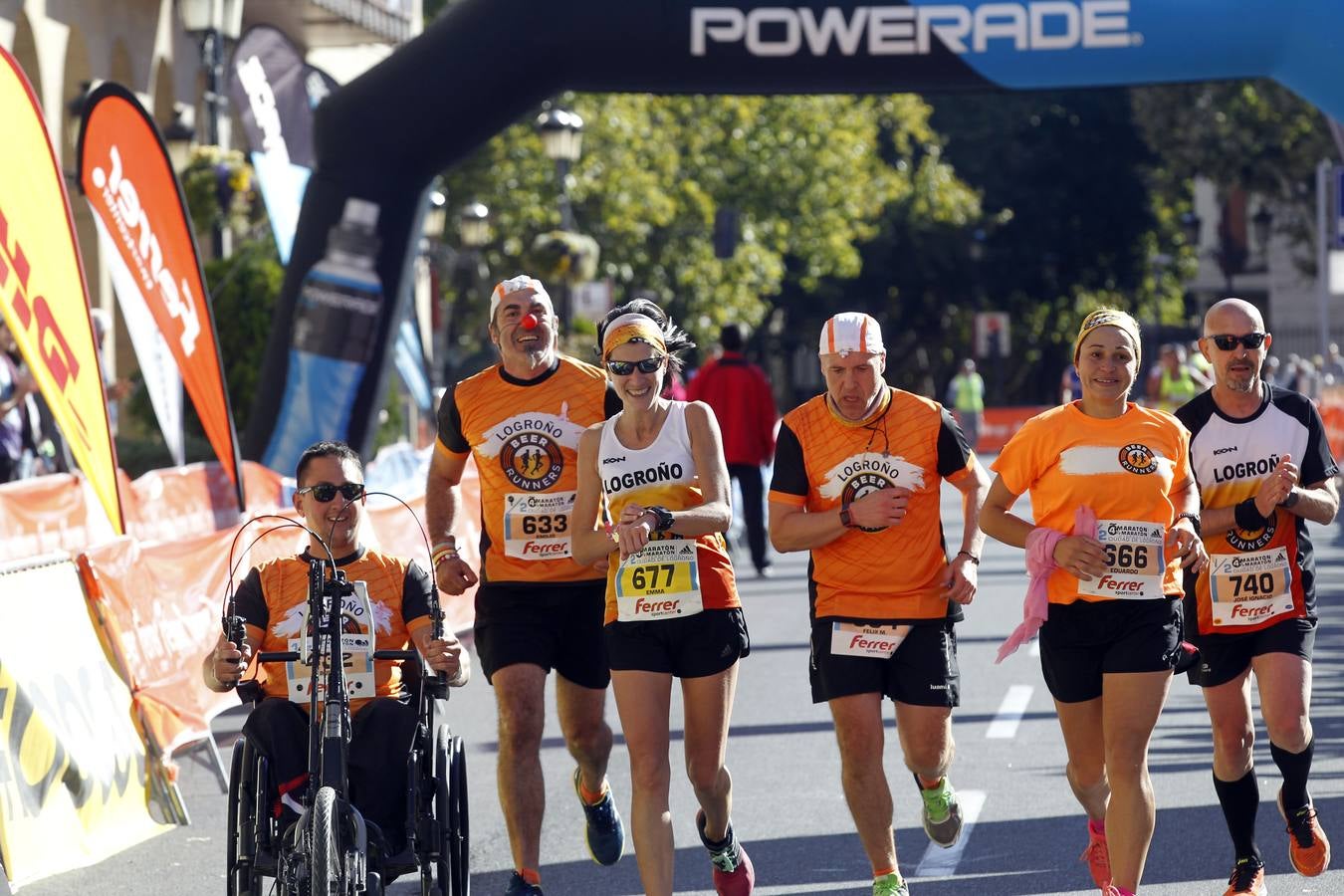 Los participantes en la Maratón y Media Maratón Ciudad de Logroño llegan a la meta.