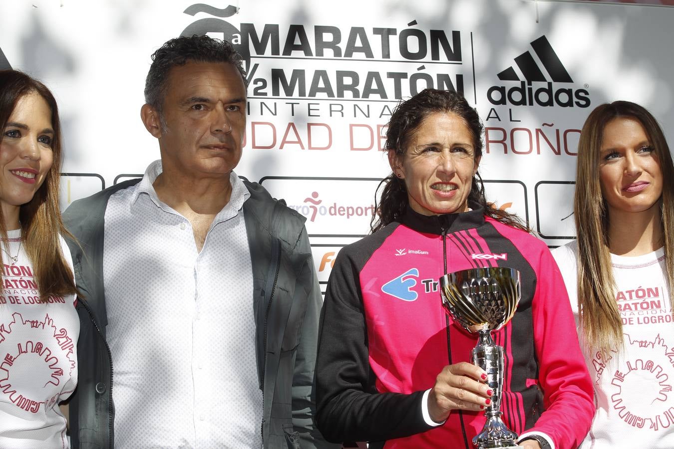 Los participantes en la Maratón y Media Maratón Ciudad de Logroño llegan a la meta.