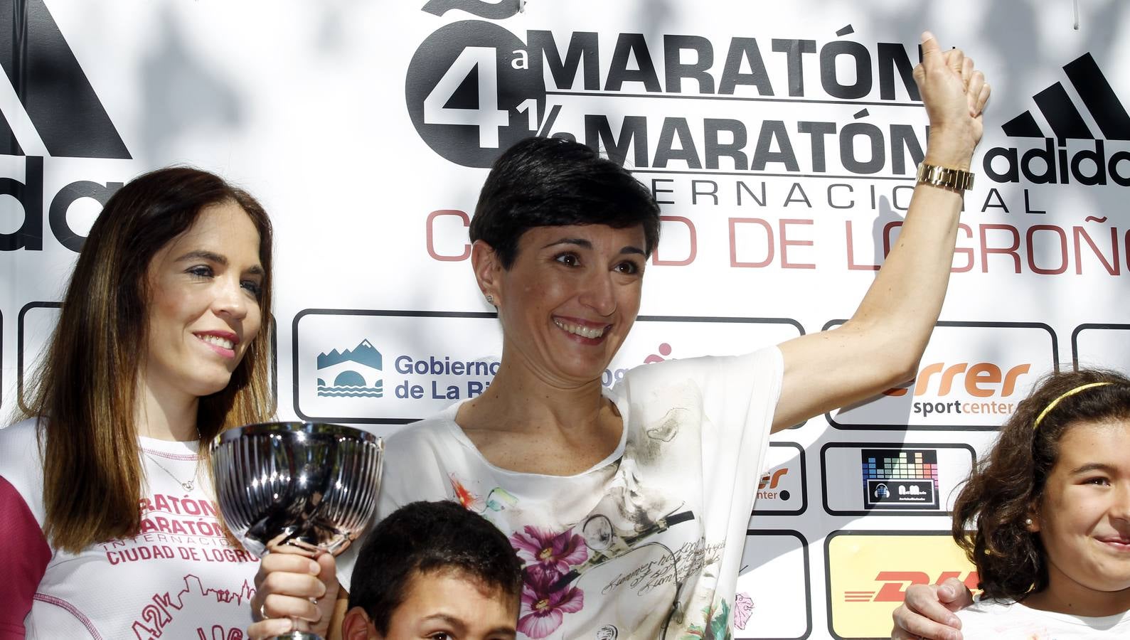 Los participantes en la Maratón y Media Maratón Ciudad de Logroño llegan a la meta.