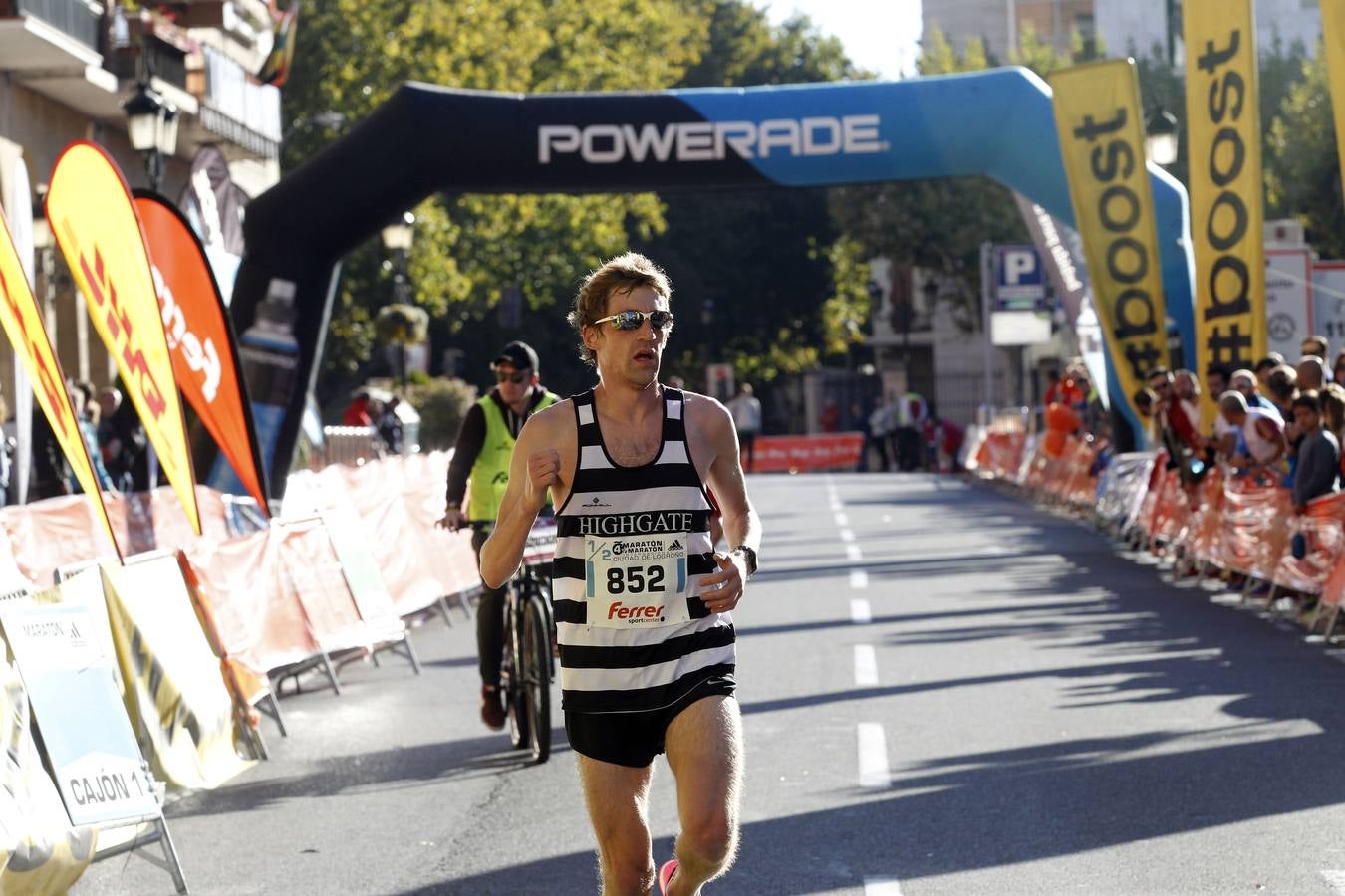 Los participantes en la Maratón y Media Maratón Ciudad de Logroño llegan a la meta.