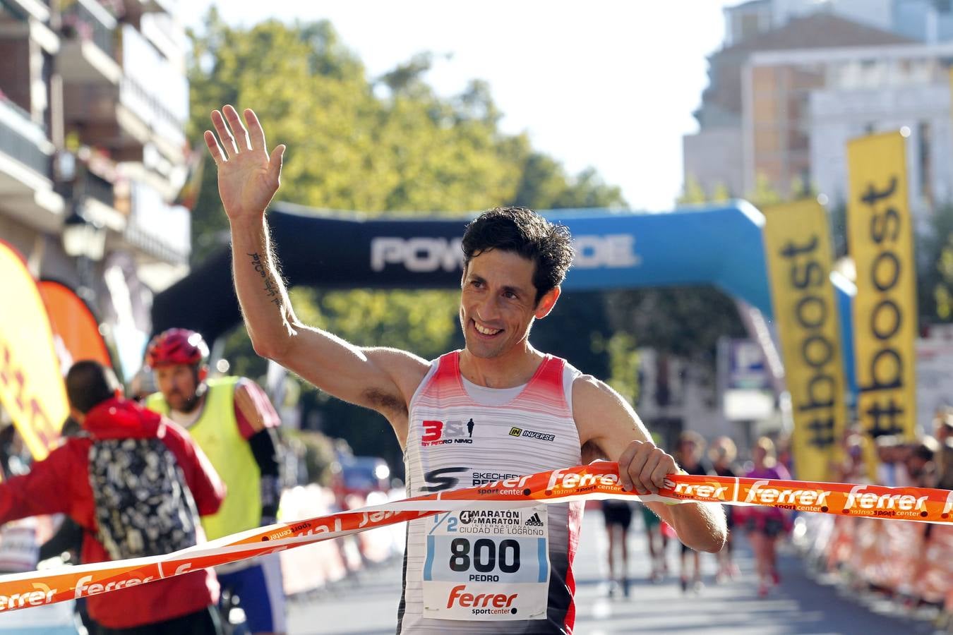 Los participantes en la Maratón y Media Maratón Ciudad de Logroño llegan a la meta.