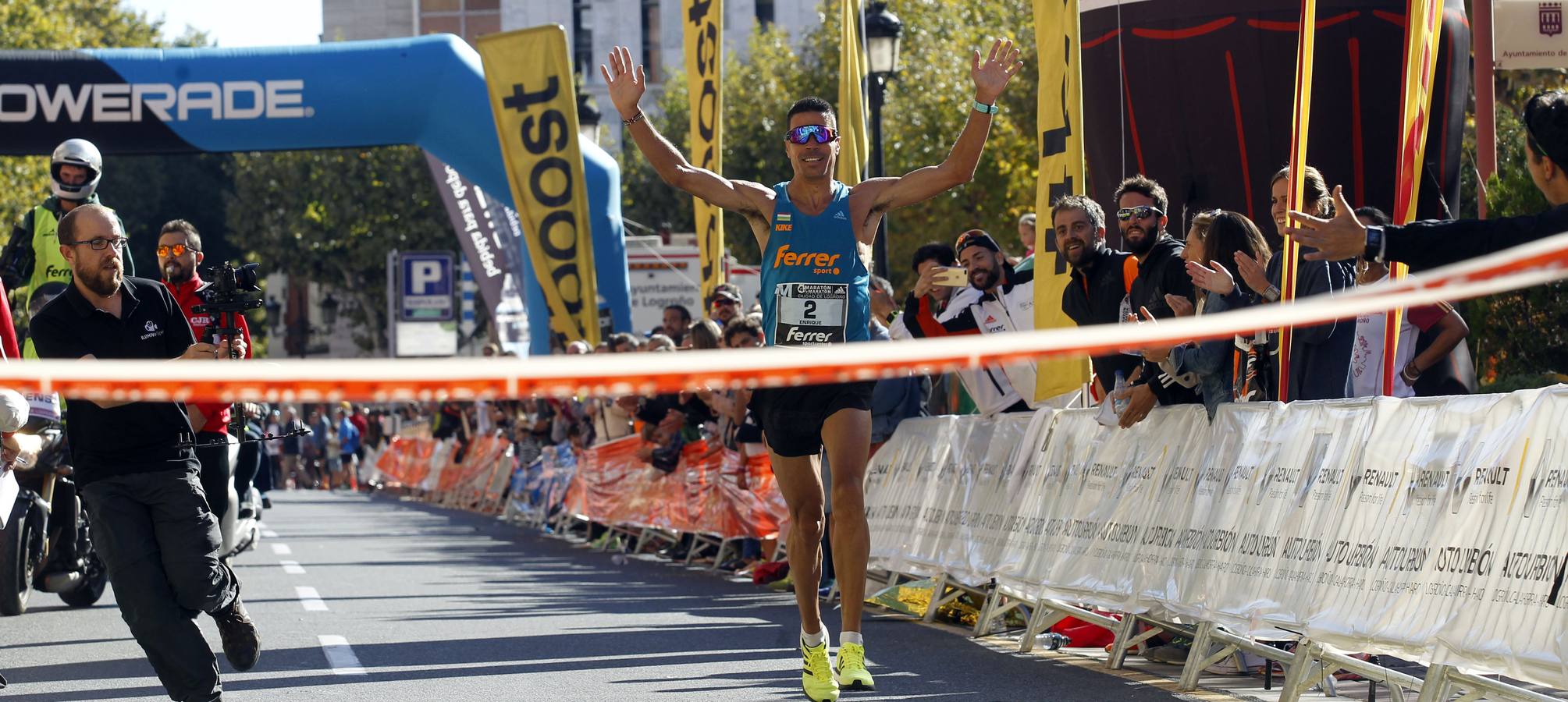 Los participantes en la Maratón y Media Maratón Ciudad de Logroño llegan a la meta.