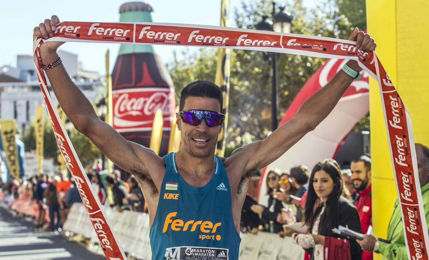 Los participantes en la Maratón y Media Maratón Ciudad de Logroño llegan a la meta.