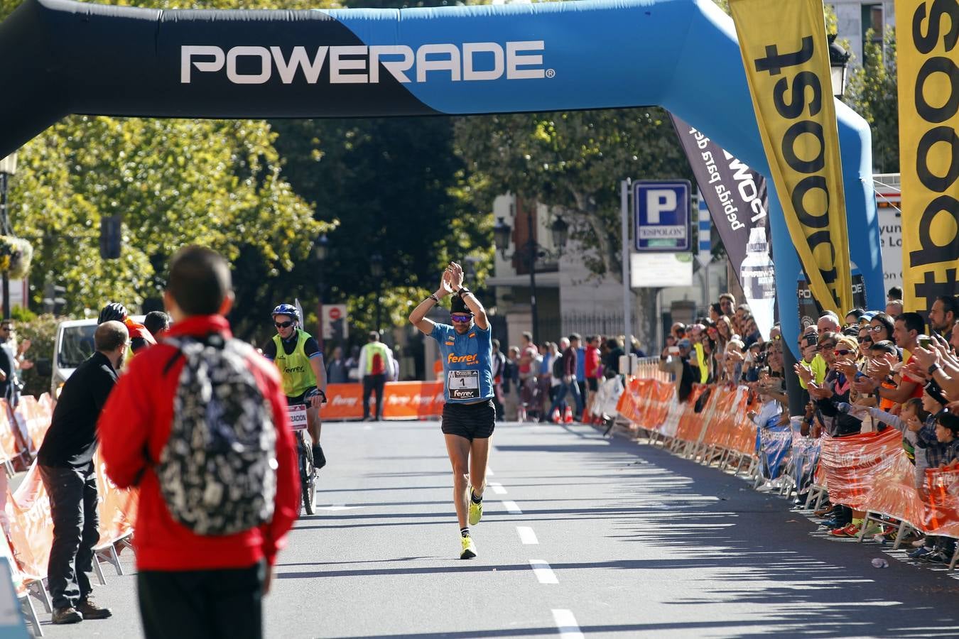 Los participantes en la Maratón y Media Maratón Ciudad de Logroño llegan a la meta.