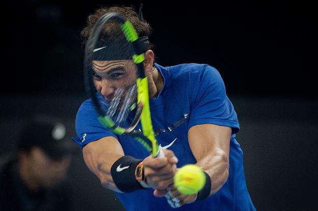 Rafa Nadal golpea la pelota en la semifinal de Pekín. :: afp
