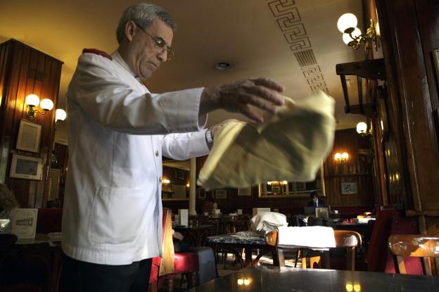 Un camarero trabajando en una cafetería. :: elvira megías