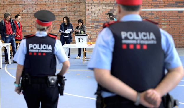 URNAS. Dos mossos observan los preparativos para la votación en Figueras. :: CéSAR MANSO / afp