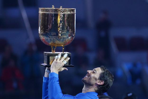 Rafa Nadal levanta el trofeo en Pekín. :: efe