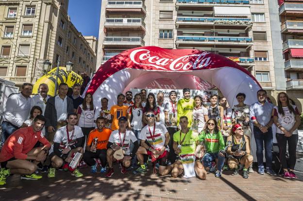 Foto de familia con los ganadores y patrocionadores de las tres pruebas de la jornada. :: J. Rodríguez