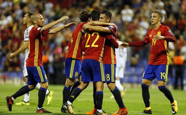 Los jugadores de la selección celebran un gol. 